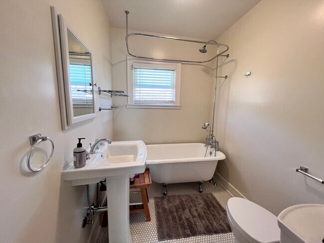 Building Photo - Fully Updated Home in San Leandro Available for Rent!!