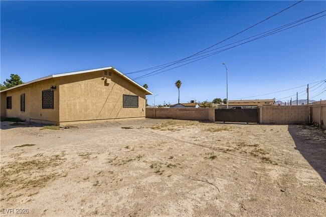 Building Photo - 501 W Van Buren Ave