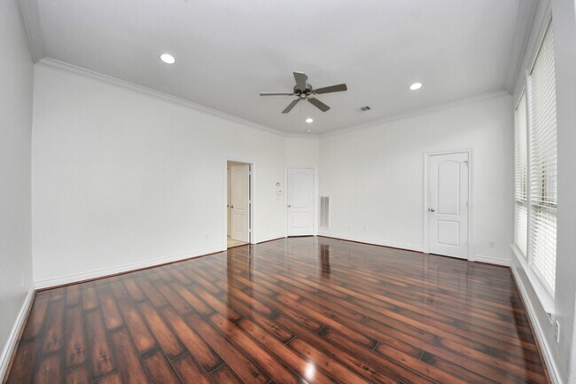 Building Photo - 5526 Crooms St