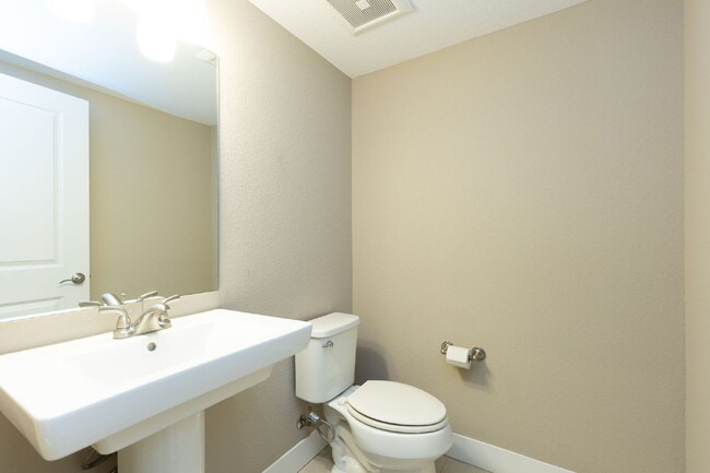 Building Photo - 6bd/4.5 bath home in Southwest Longmont!