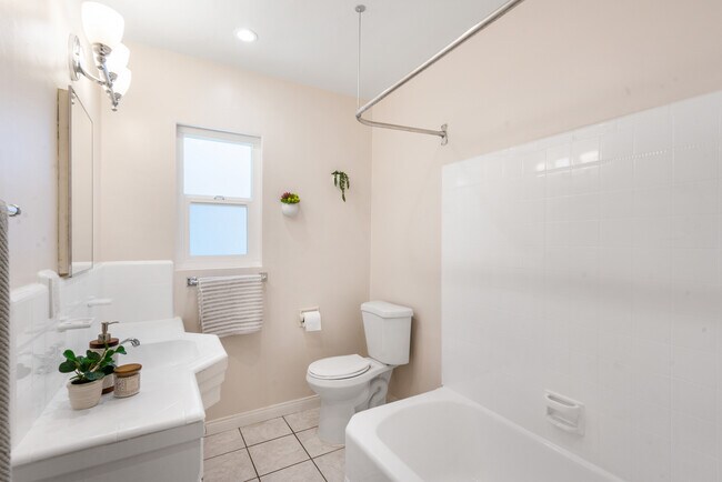 Full bath with tub - 7924 Airport Blvd