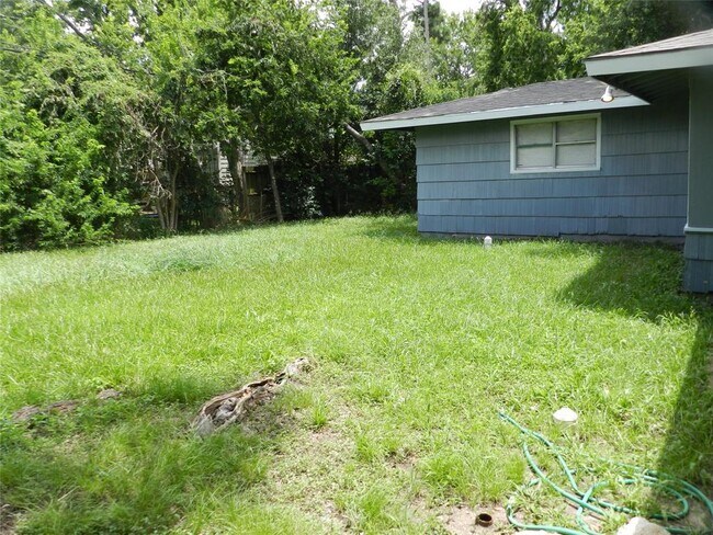 Building Photo - 6031 Ridgeway Dr