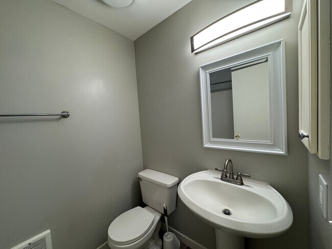 Building Photo - Move-In Ready 2-Bedroom 1 Bathroom Apartme...