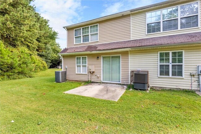 Building Photo - 6300 Hickory Ln Cir