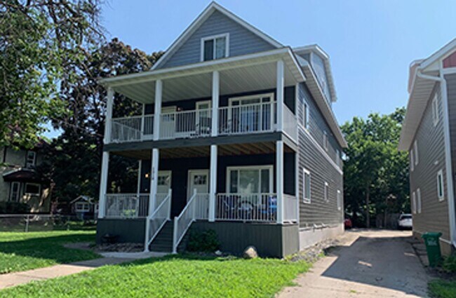 Building Photo - 1018 13th Ave SE