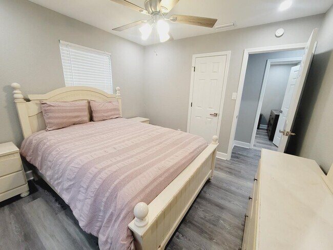 Building Photo - 1906 Karen Ln