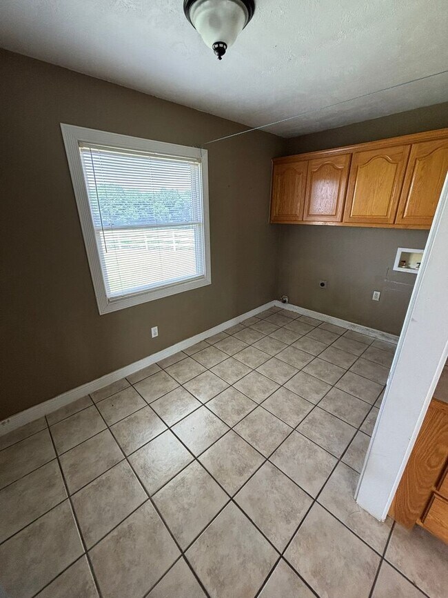 Building Photo - Large 3-Bedroom, 2-Bathroom Country Living Home In Tontitown!