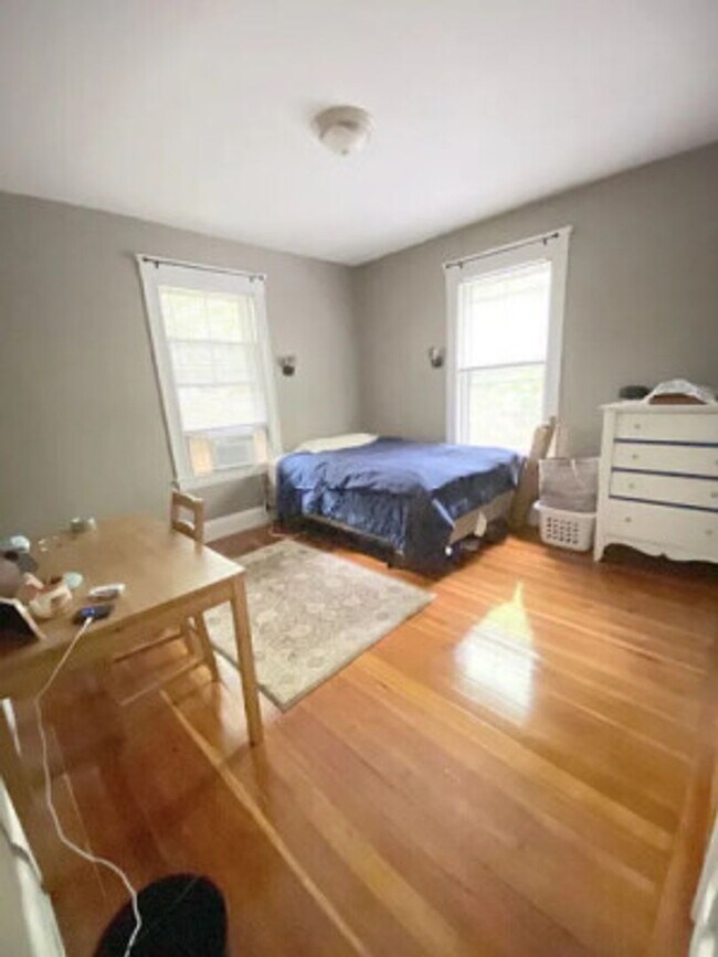 Building Photo - ALLSTON 3 BR Apartment - 9/1