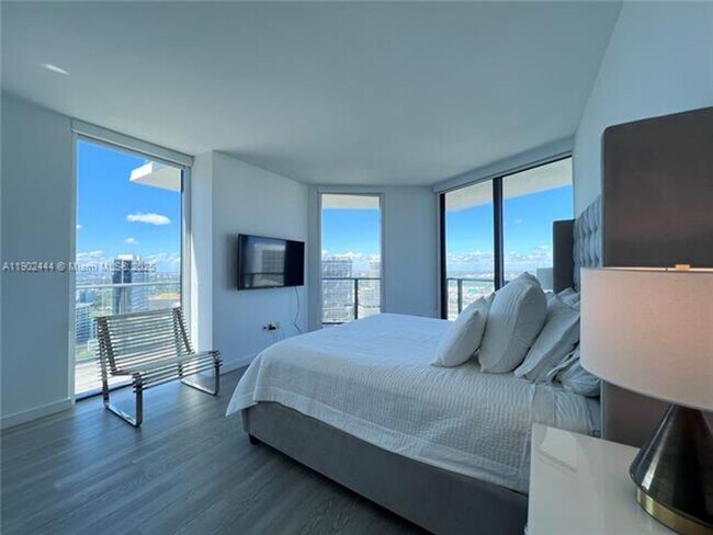 Building Photo - 501 NE 31st St