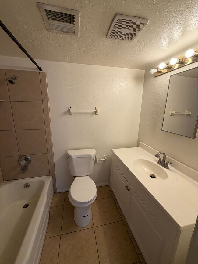 Building Photo - 2 Bedroom 2 Bath Condominium in Great Location