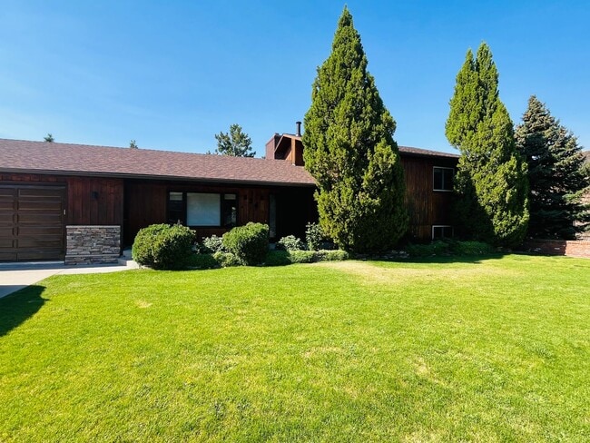 Primary Photo - Beautiful 5 bed/3 Bath Home in Heights