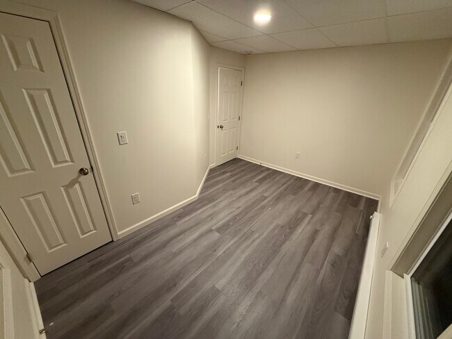 Building Photo - 425 Center St