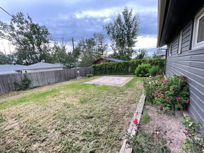 Building Photo - 209 Everett Dr