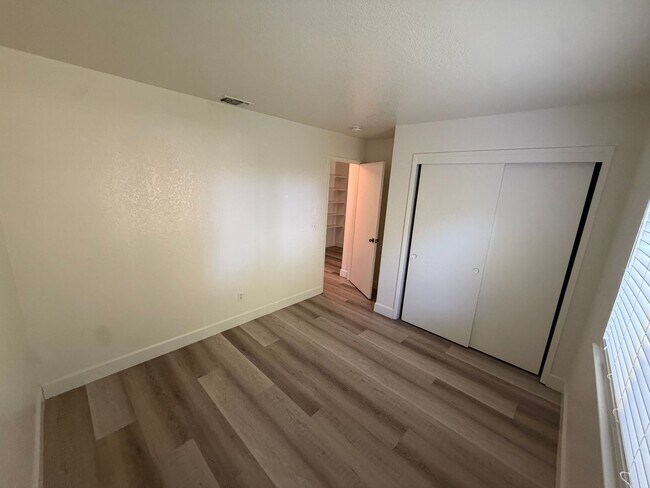 Building Photo - Beautiful 2 bedroom 1 bath Available today! Apply today!