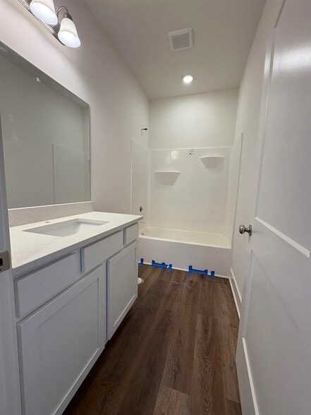 Building Photo - 4831 N Vassar Ave