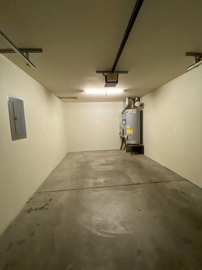 Building Photo - Chill, Grill and Relax! 2bd 2bath Duplex in Yakima!
