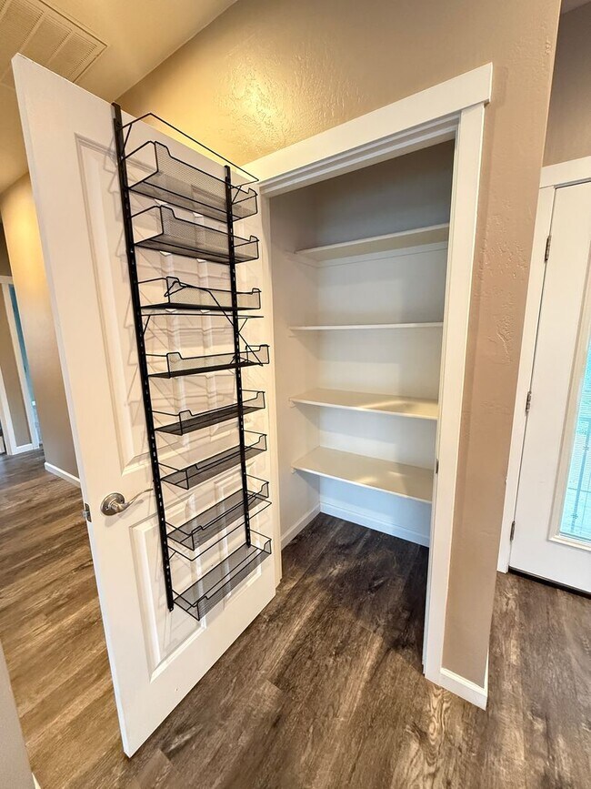 Building Photo - Quiet Cul-De-Sac Living in White City