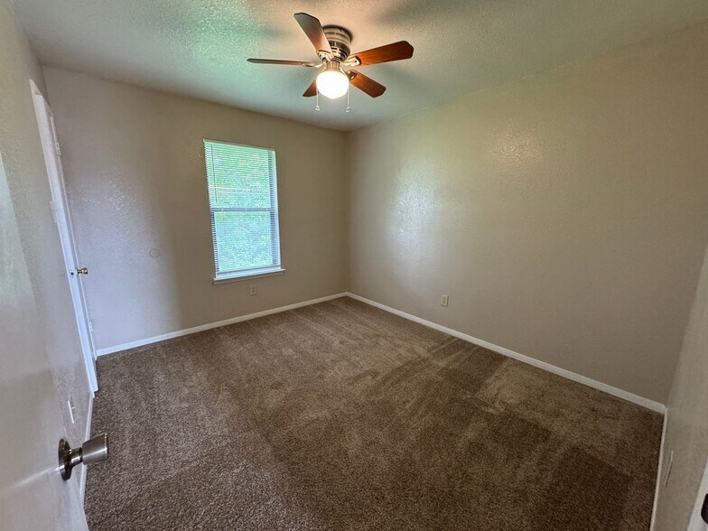 Building Photo - 1708 Benttree Dr