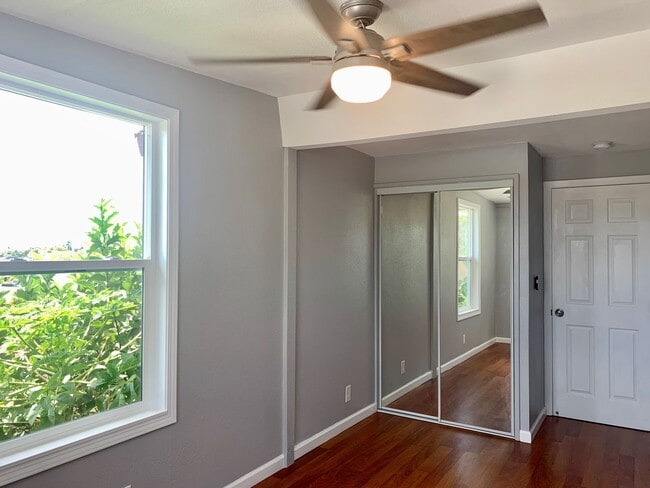 Building Photo - Spacious upstairs unit. Large Living area. Parking Available