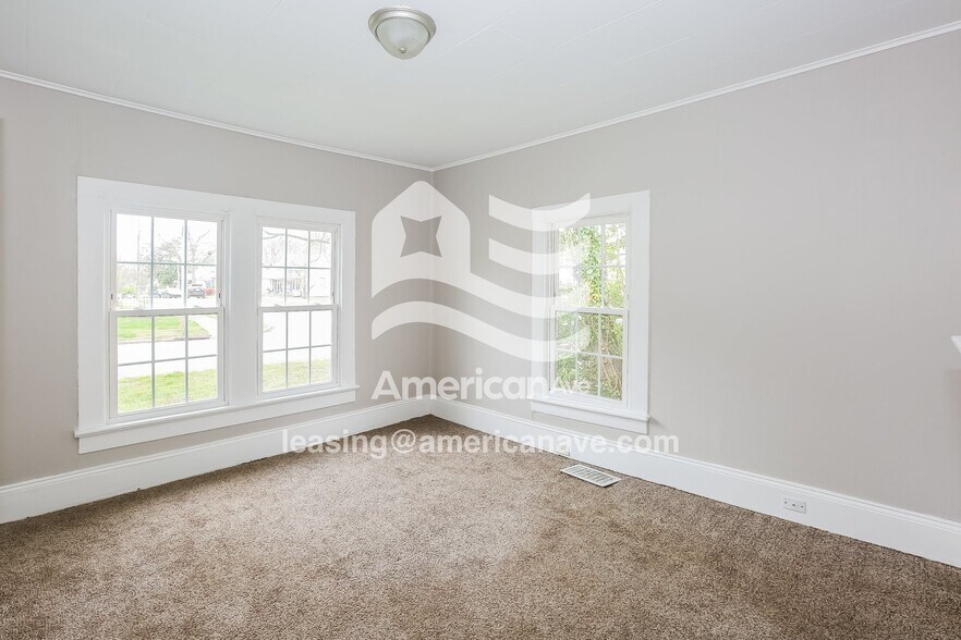 Building Photo - 122 W 12th St