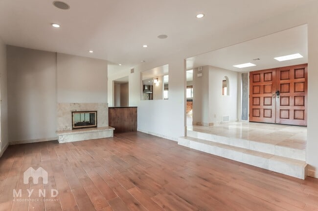 Building Photo - 5727 N PSO Ventoso