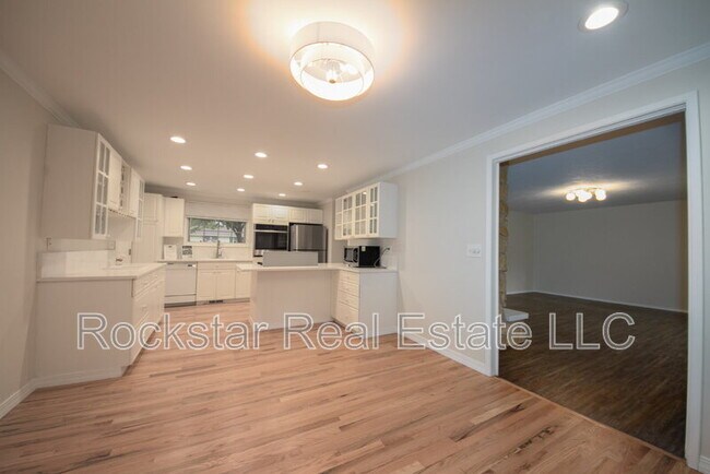 Building Photo - 12125 N Normandie St