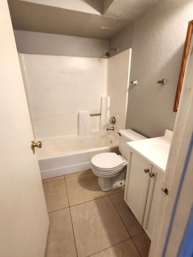 Building Photo - 2 bed 2 bath condo