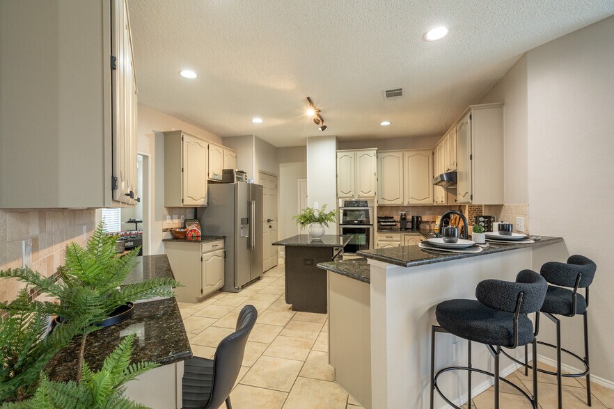 Kitchen Eating Area - 707 Cottonwood Bend Dr