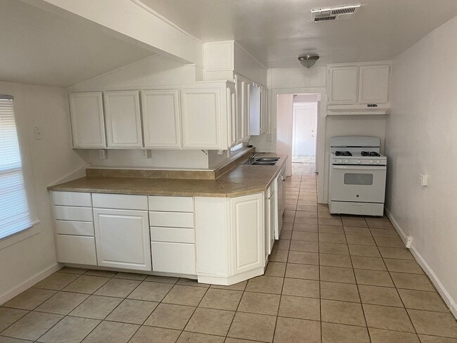 Building Photo - 351 N D St