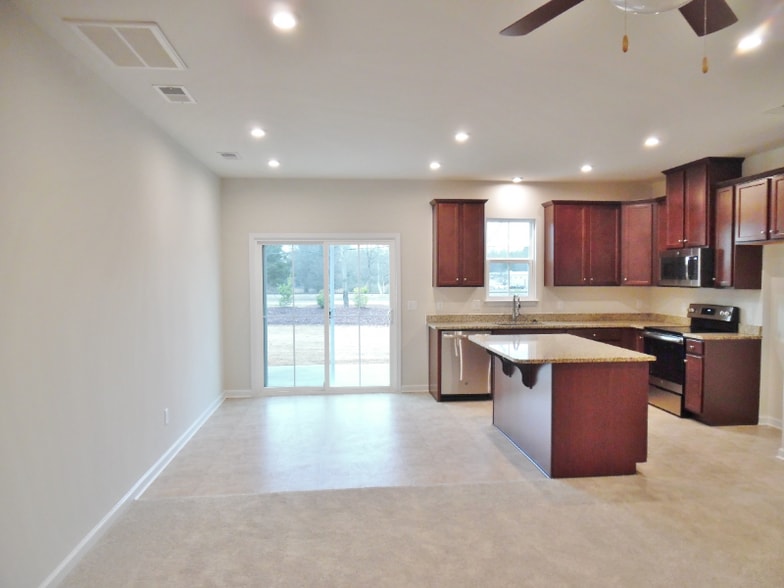 Building Photo - 111 Roundtree Dr