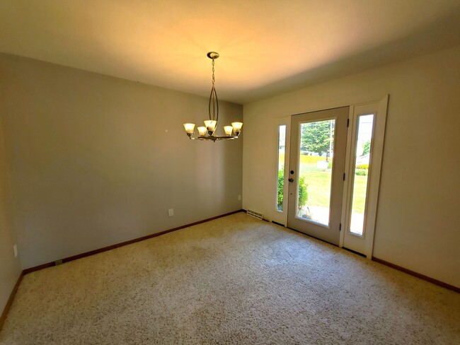 Building Photo - FOR RENT- Crestline Ave- Gorgeous Home in ...