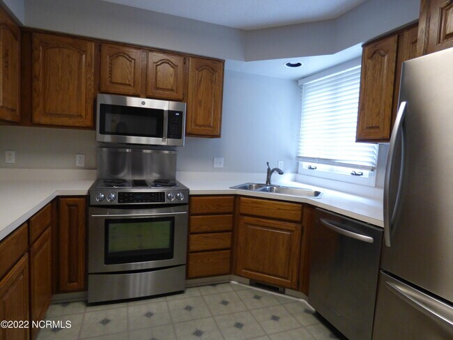 Building Photo - 245 Knoll Rd