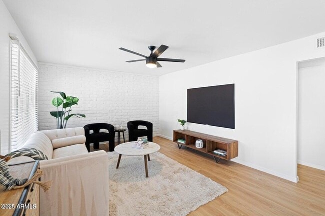 Building Photo - 414 W Santa Cruz Dr