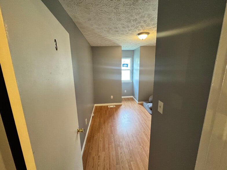 Building Photo - Room in Apartment on River Park Dr