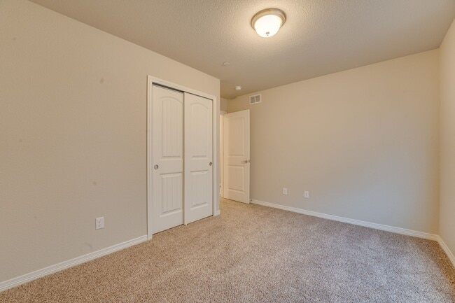 Building Photo - Stunning 3 Bedroom 2 Bathroom townhome in Fort Collins!