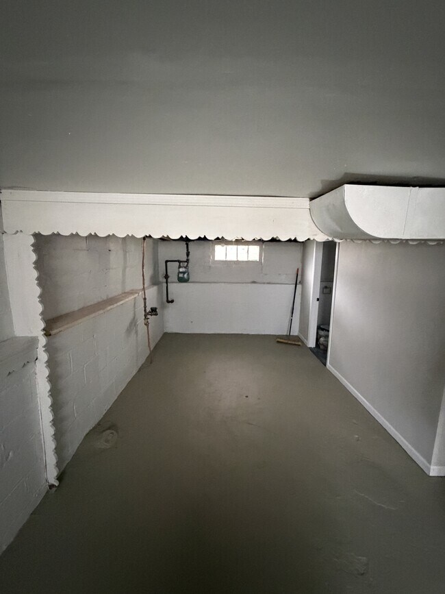 Building Photo - 13715 Thornhurst Ave