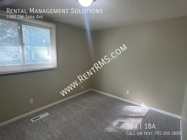 Building Photo - **MOVE-IN SPECIAL**3380 SW Tara Ave - 3 BE...