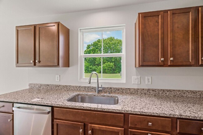 Building Photo - Beautiful White House Home | Granite Counters, Gas Range & One-Level Living