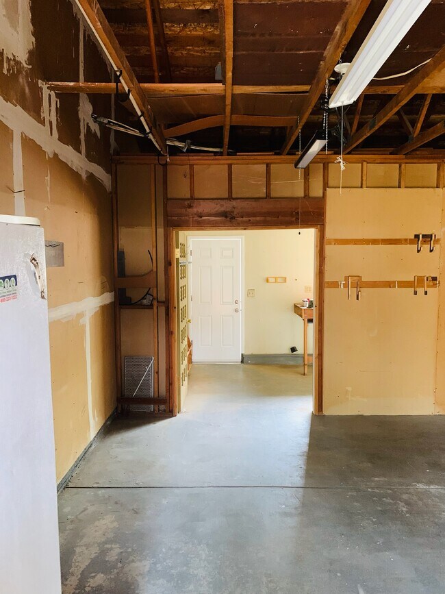 Building Photo - 920 Linwood St