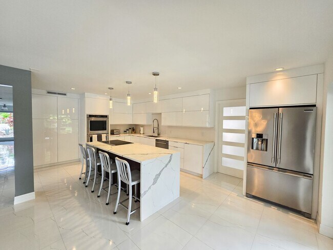 Building Photo - SEASONAL RENTAL - Luxury by the Beach!