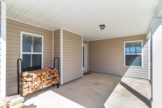 Building Photo - 4 Bedroom 2 Bath Canterbury Farms