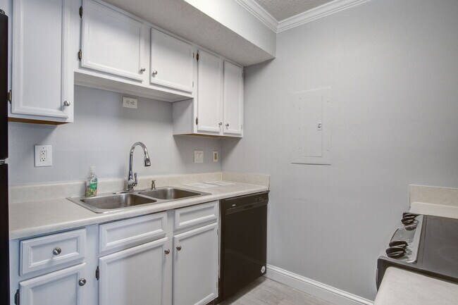 Building Photo - 2494 Etiwan Ave