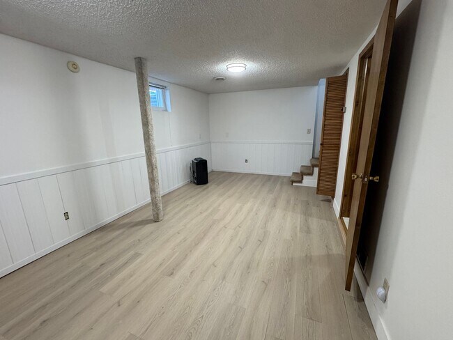 Building Photo - Cute Home in Central Bismarck with Huge Garage