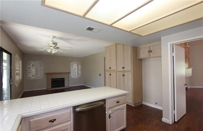 Building Photo - Gorgeous & Open Floor Plan House 4.Bed+3.B...