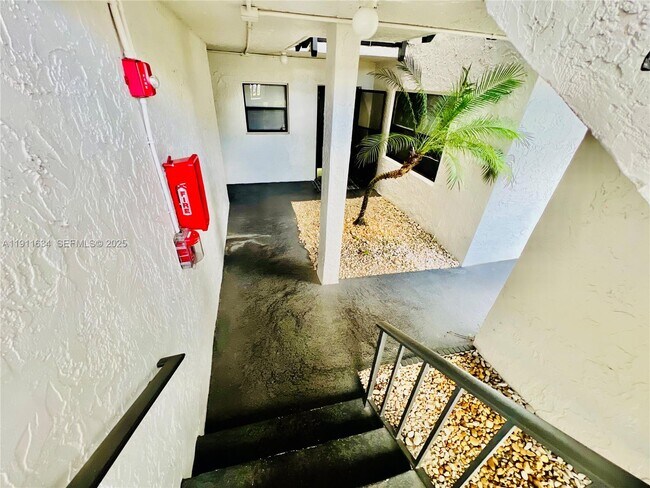 Building Photo - 1021 Mockingbird Ln