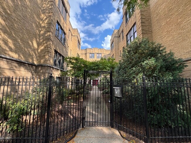 Primary Photo - 4411 N Sacramento Ave