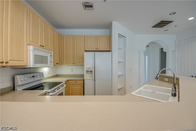 Building Photo - 15250 Riverbend Blvd