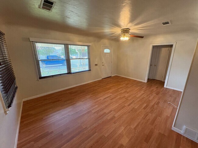 Building Photo - Charming Exeter Home Near Shopping Center ...