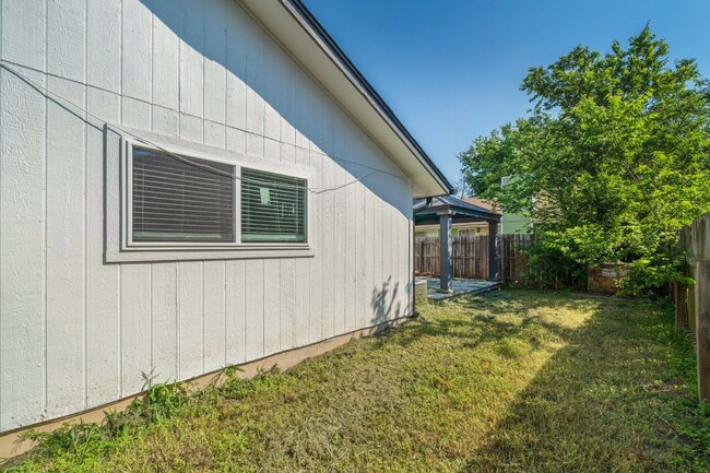 Building Photo - Modern 2 Bed, 2 Bath Multiplex in Austin, ...
