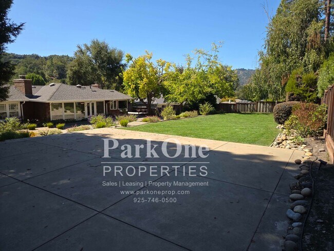 Building Photo - 137 Lombardy Ln